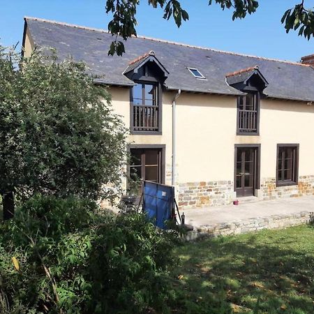 Longere Familiale Melesse Exterior foto